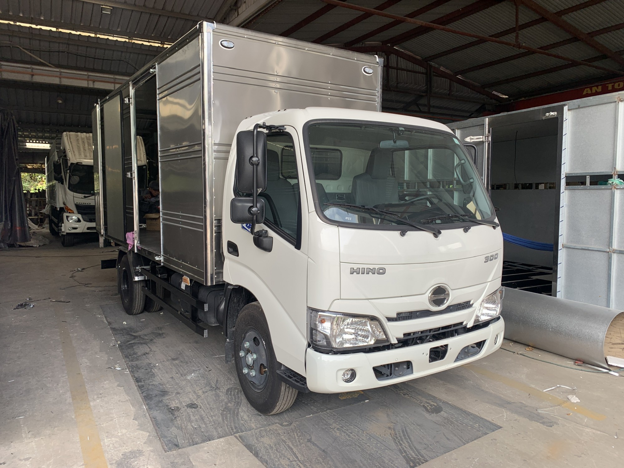 Hino 4,1 Tấn Thùng Kín XZU650L